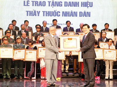 President Truong Tan Sang (R) confers People’s Doctor Awards to 67 medical staff and doctors in Hanoi on February 27